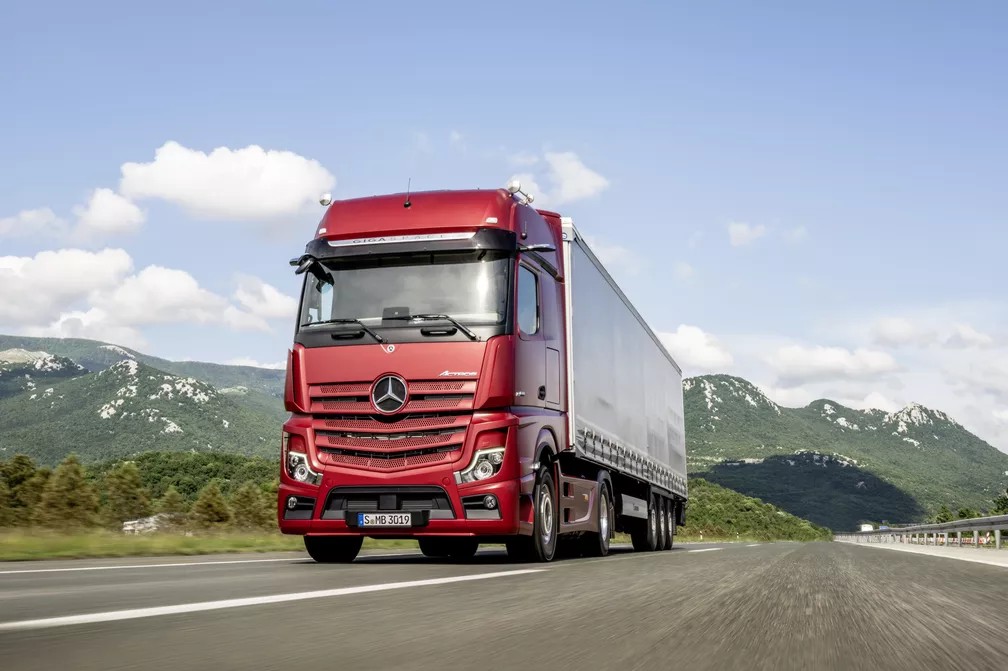 Mercedes-Benz lança caminhão sem retrovisores