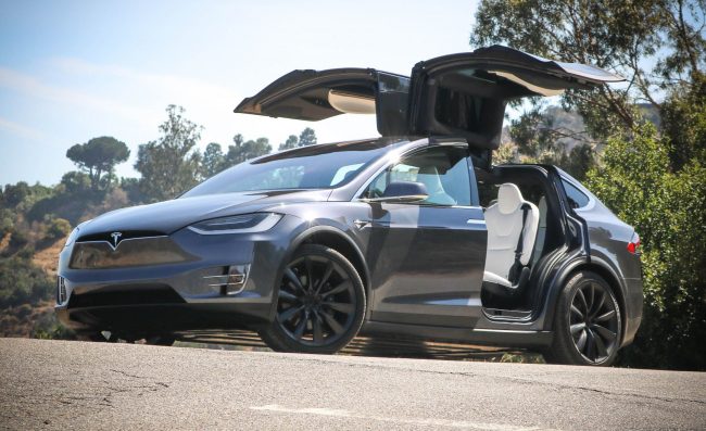Tesla apresenta seu automóvel de luxo totalmente elétrico