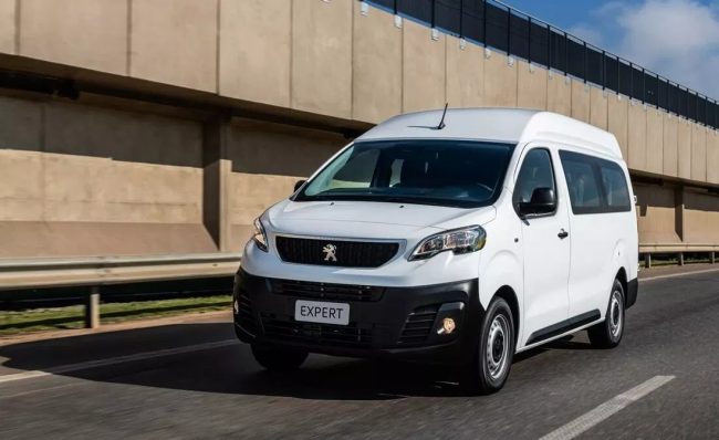 Peugeot Expert tem a versão Minibus para transporte de passageiros em fretamento, particular ou frota executiva
