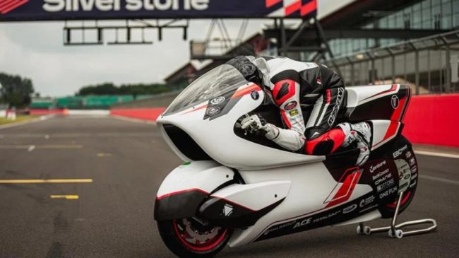 White Motorcycle mostra moto elétrica que vai bater recorde de velocidade em 2022