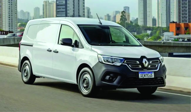 Renault Kangoo E-tech dobra de potência para superar BYD